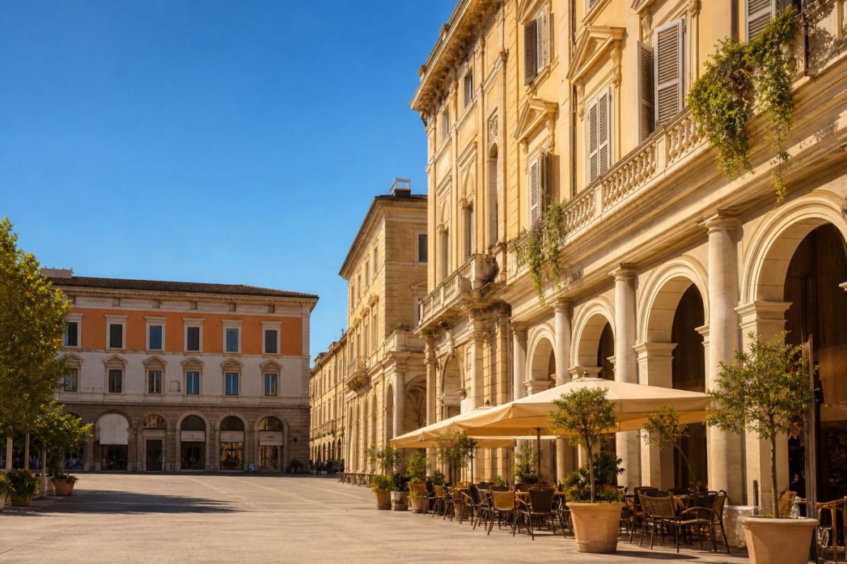 Solbelyst piazza med caféstolar och elegant arkitektur i centrala Milano