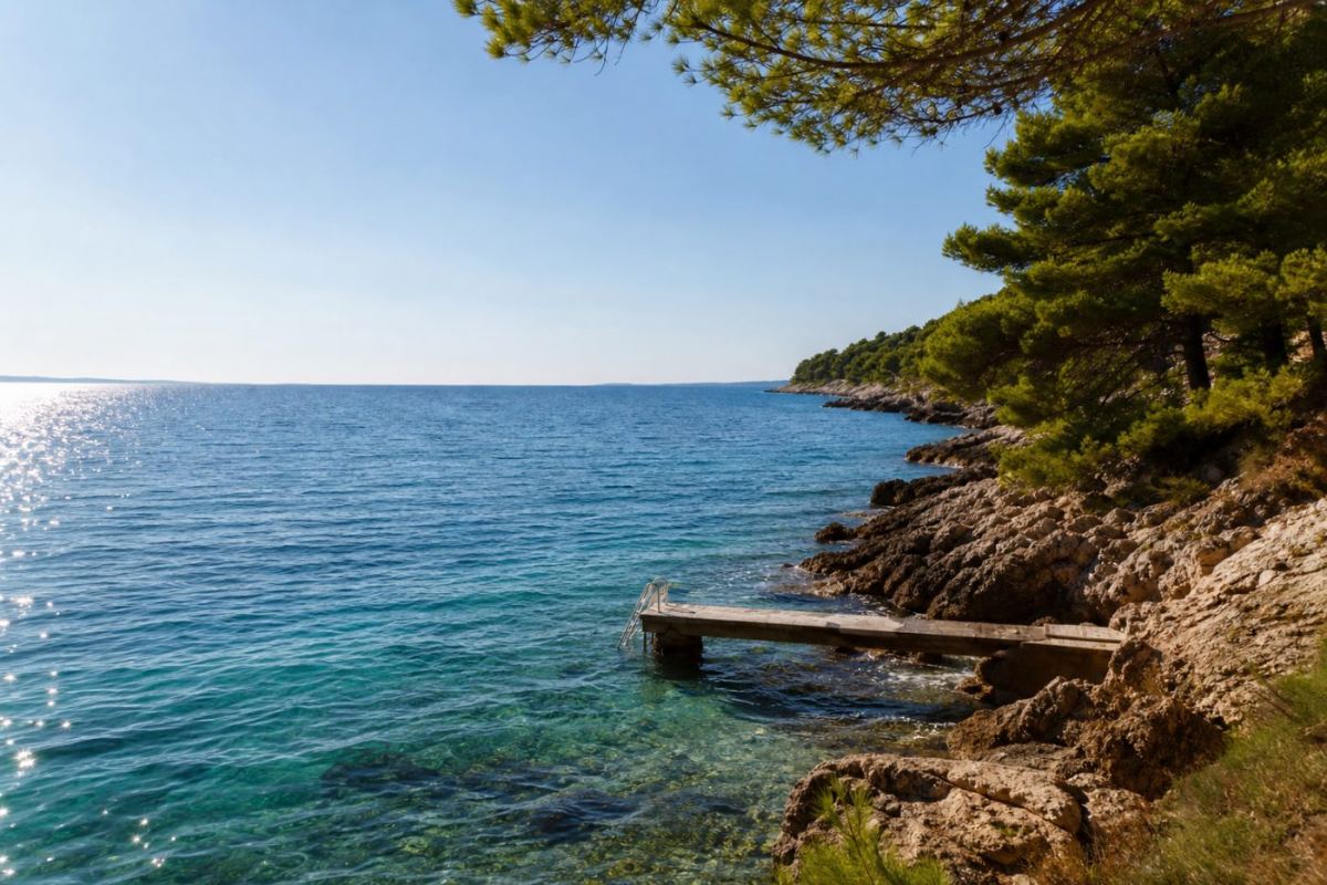 Romersk amfiteater och klippstrand vid Adriatiska havet i Pula på halvön Istrien i Kroatien