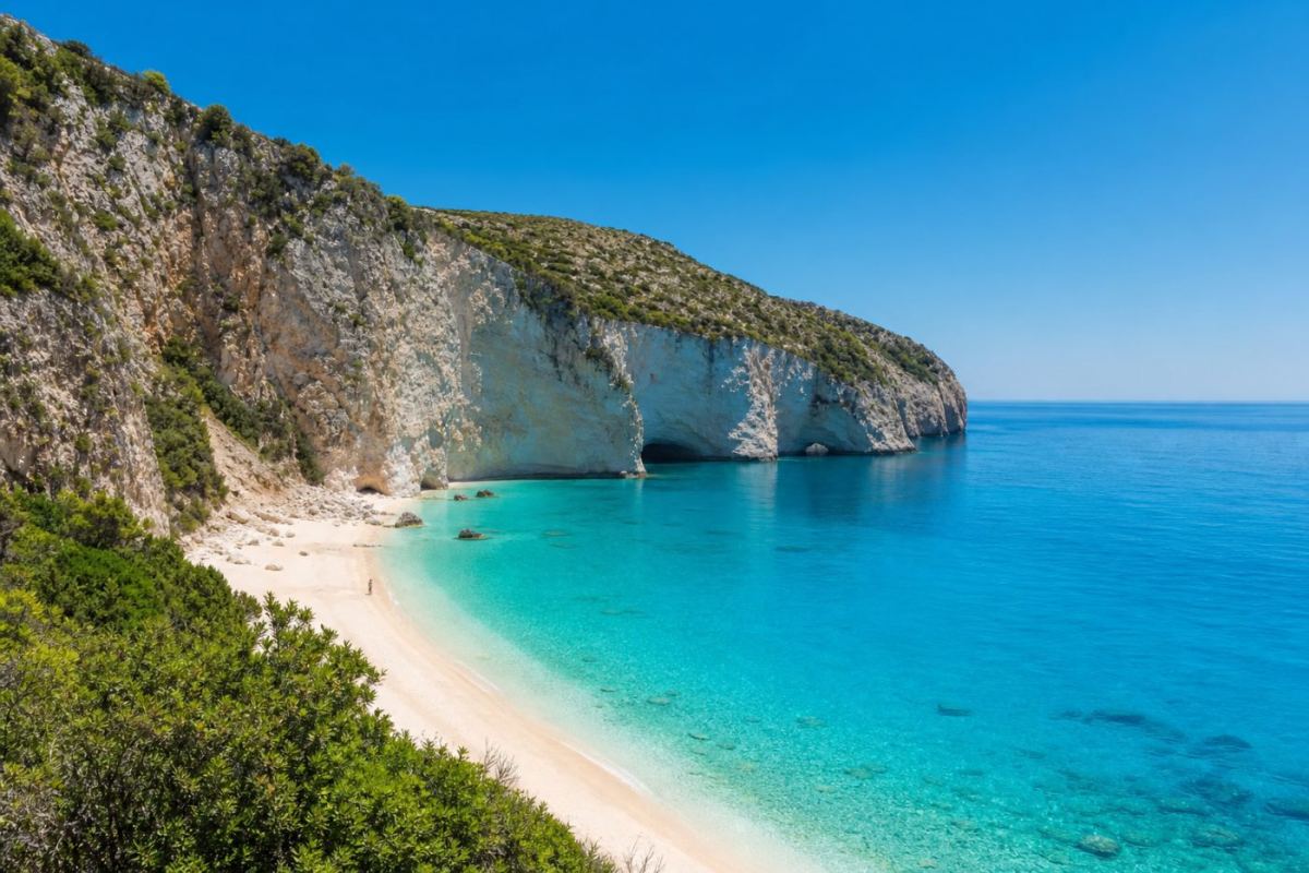 Turkos vik med vita kalkstensklippor och sandstrand på Zakynthos en solig sommardag